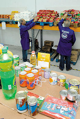 Voluntarios del banco de alimentos colocan mercancía en su sede. S. BLANCO