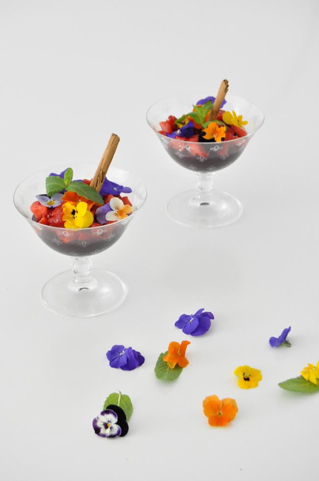 gelatina de vino con fresas y flores