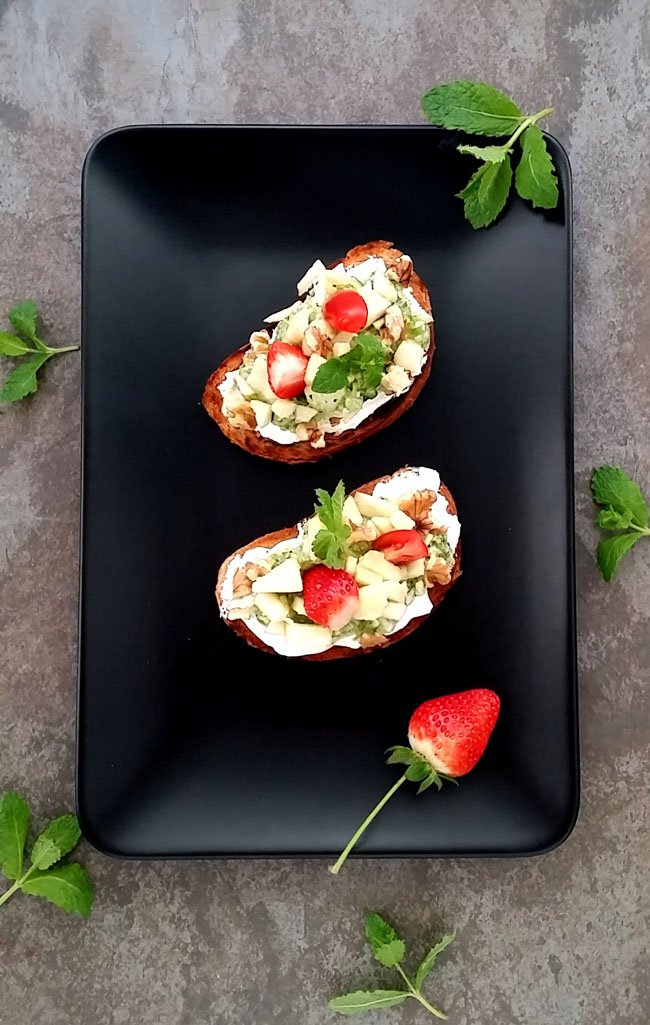 tostada de ensalada verde y frutas