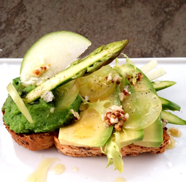 tostada de pate de brocoli